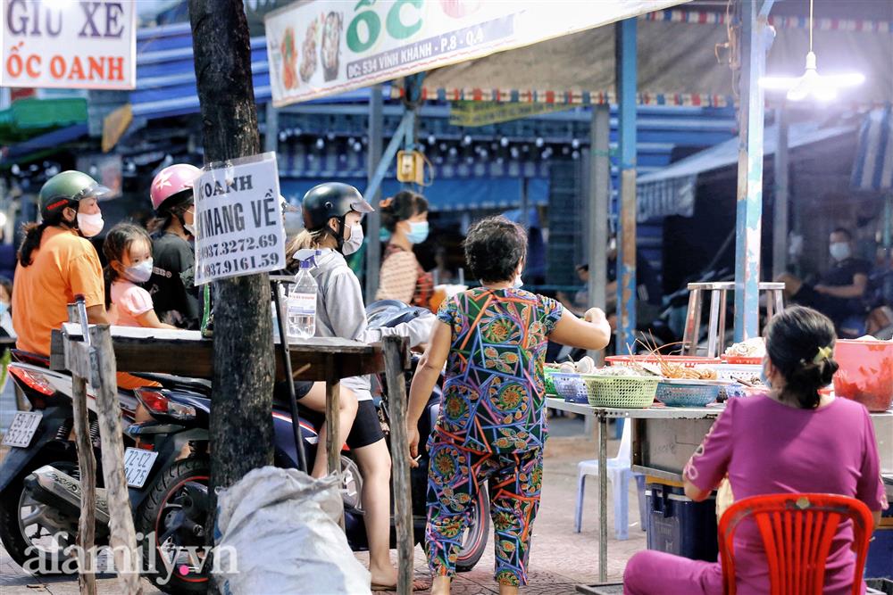 Cảnh mua người bán tấp nập trở lại ở Sài Gòn, dù chờ đồ cả tiếng nhưng cũng không có một tiếng giục hối-12