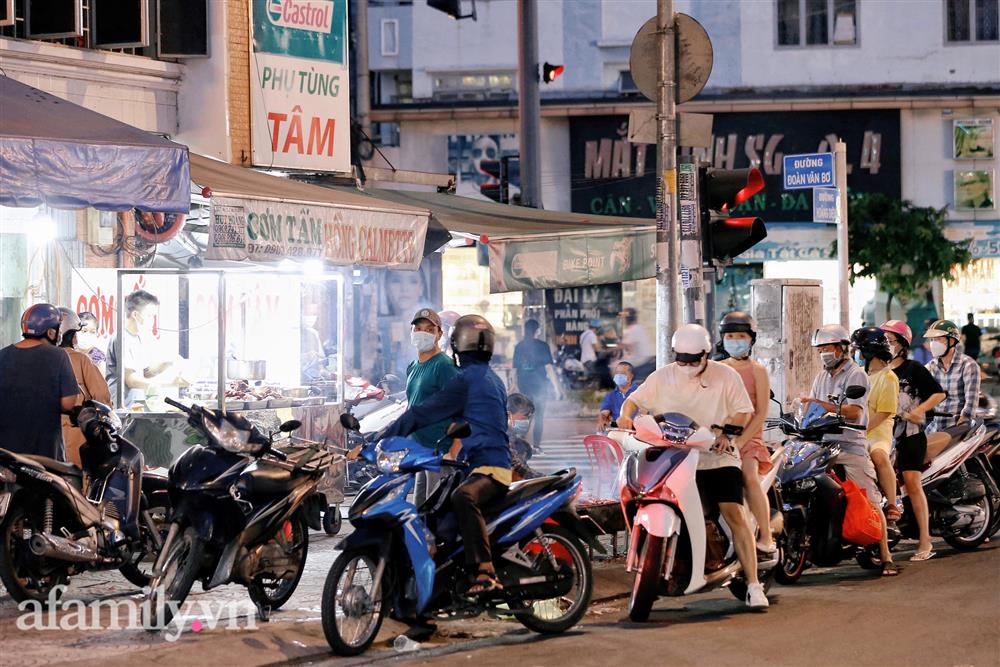 Cảnh mua người bán tấp nập trở lại ở Sài Gòn, dù chờ đồ cả tiếng nhưng cũng không có một tiếng giục hối-14