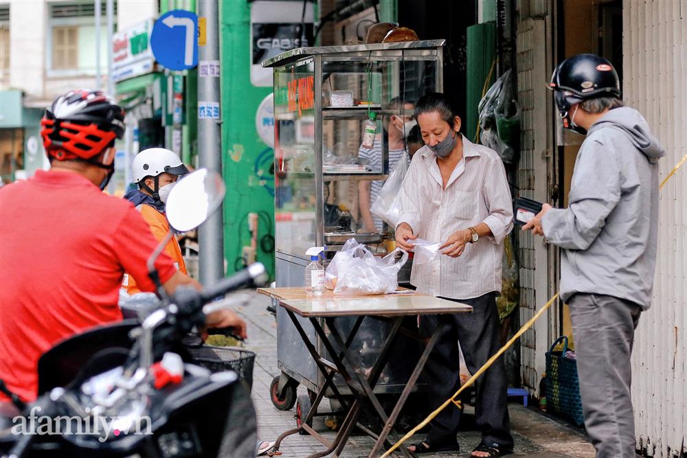 Cảnh mua người bán tấp nập trở lại ở Sài Gòn, dù chờ đồ cả tiếng nhưng cũng không có một tiếng giục hối-5