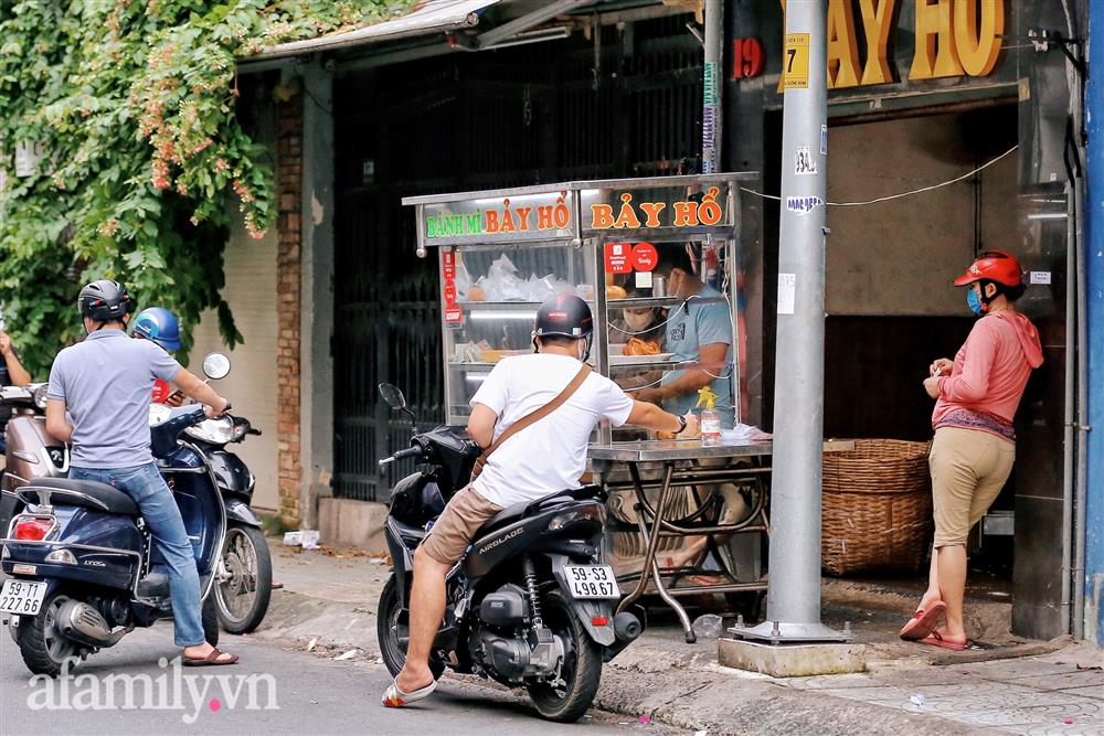 Cảnh mua người bán tấp nập trở lại ở Sài Gòn, dù chờ đồ cả tiếng nhưng cũng không có một tiếng giục hối-6
