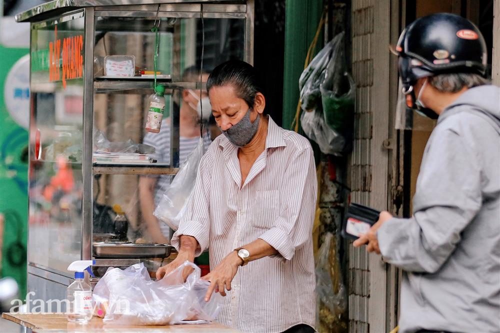 Cảnh mua người bán tấp nập trở lại ở Sài Gòn, dù chờ đồ cả tiếng nhưng cũng không có một tiếng giục hối-7