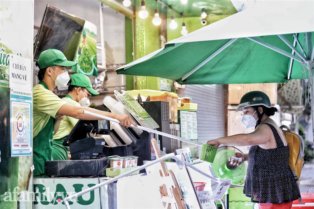 Cảnh mua người bán tấp nập trở lại ở Sài Gòn, dù chờ đồ cả tiếng nhưng cũng không có một tiếng giục hối-8