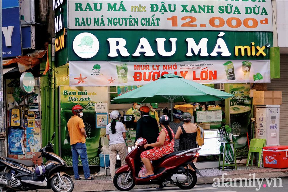 Cảnh mua người bán tấp nập trở lại ở Sài Gòn, dù chờ đồ cả tiếng nhưng cũng không có một tiếng giục hối-9