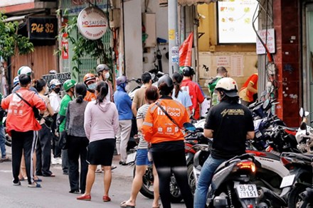 Cảnh mua người bán tấp nập trở lại ở Sài Gòn, dù chờ đồ cả tiếng nhưng cũng không có một tiếng giục hối