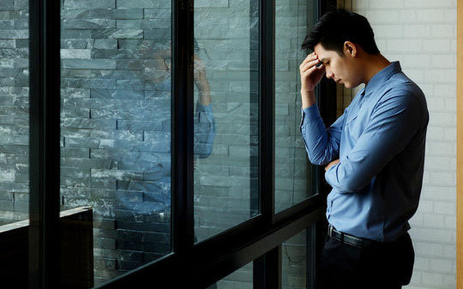 Ngày tổ chức tân gia, trước mặt bao người, bố vợ đưa ra một tập giấy dày cộp và 300 triệu cùng lời đề nghị khiến tôi sững sờ-1