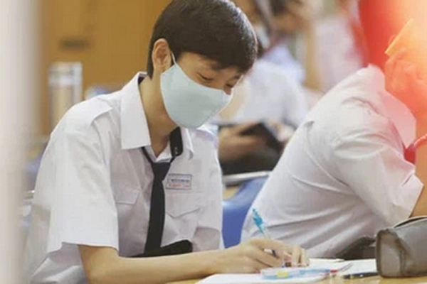 Con trai vô tư mua đồ chơi ngoài cổng trường, bà mẹ sốc nặng khi phát hiện thứ 18+ đính kèm-3