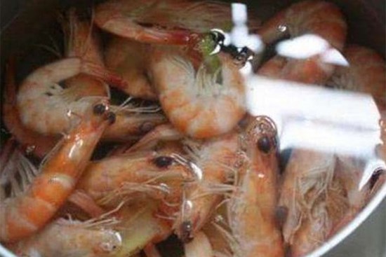 Luộc tôm chỉ cho gừng chưa đủ khử tanh, hãy cho thêm gia vị này tôm ngọt và thơm hơn