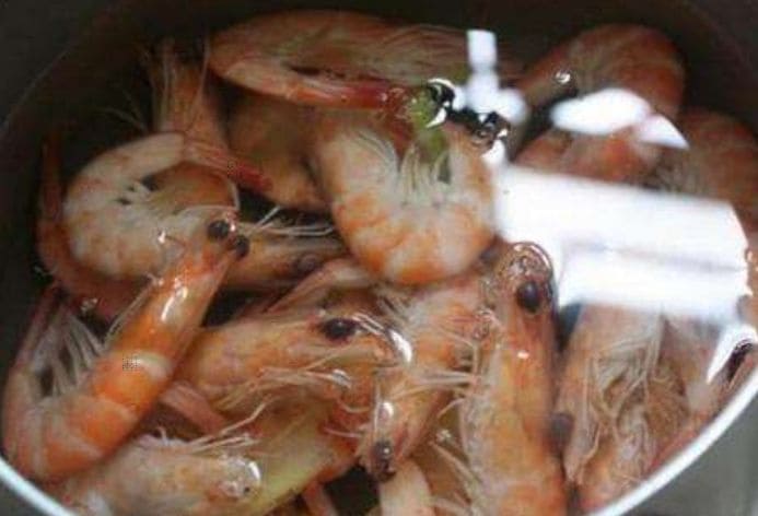Luộc tôm chỉ cho gừng chưa đủ khử tanh, hãy cho thêm gia vị này tôm ngọt và thơm hơn-3