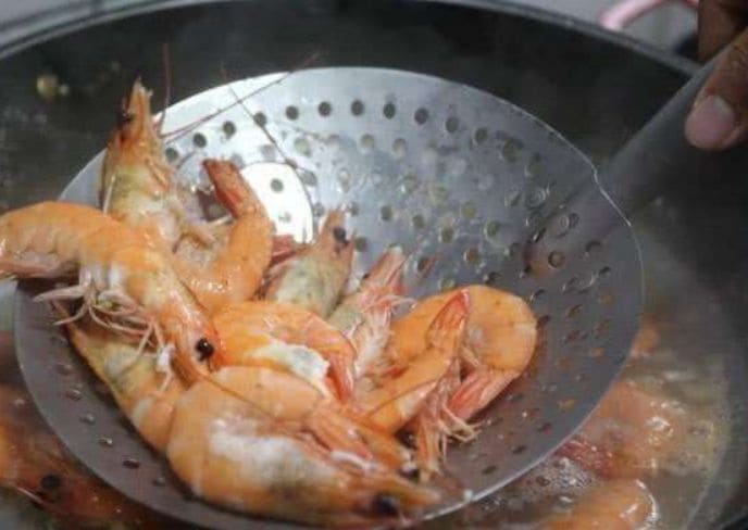 Luộc tôm chỉ cho gừng chưa đủ khử tanh, hãy cho thêm gia vị này tôm ngọt và thơm hơn-2