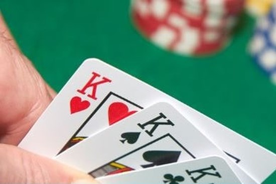 Bắt quả tang 2 hiệu trưởng đang đánh bạc