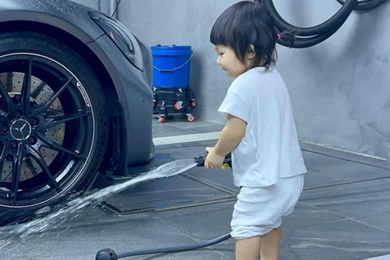 Rich kid Suchin nhà Cường Đô La mới hơn 1 tuổi nhưng đã biết kiếm tiền bằng cách này đây