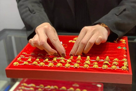 Giá vàng hôm nay 10/10: Thế giới giảm giá, trong nước ăn chênh lớn