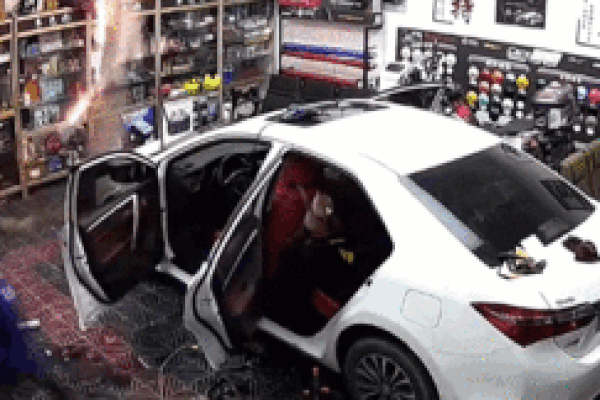 Cầu lửa rơi trúng ô tô, 2 nhân viên nhanh trí cứu cả gara