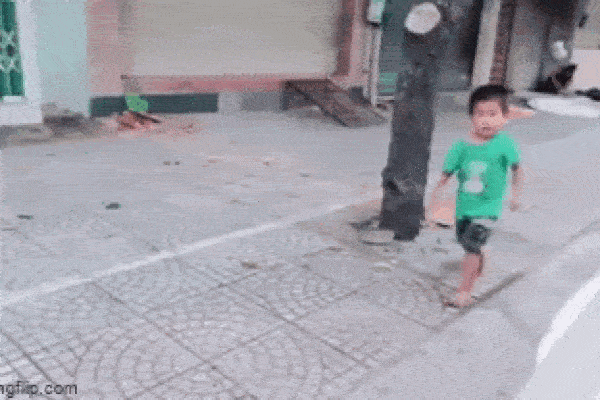 Bé trai hớt hải chạy theo ô tô xin sữa, nhận được quà còn đòi thêm một thứ khiến ai cũng cưng