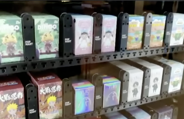 Con trai vô tư mua đồ chơi ngoài cổng trường, bà mẹ sốc nặng khi phát hiện thứ 18+ đính kèm-1