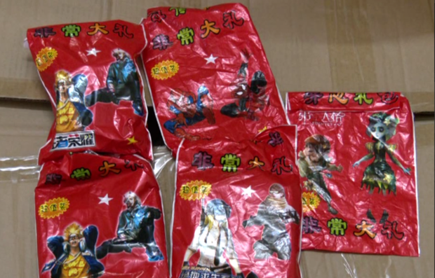 Con trai vô tư mua đồ chơi ngoài cổng trường, bà mẹ sốc nặng khi phát hiện thứ 18+ đính kèm-2