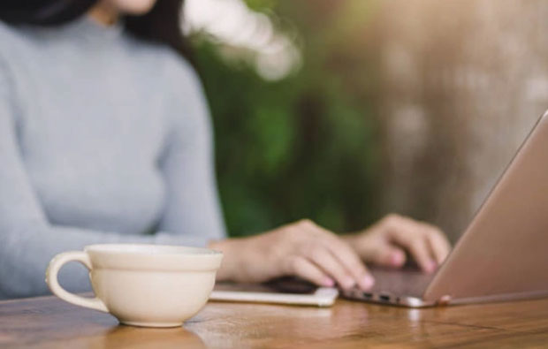 Tình cũ của chồng rình mò facebook có phải mối lo không?-1