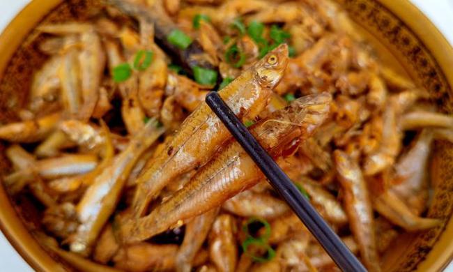 Loài cá 3 năm mới dài được 9 cm, thường bị nhầm là cá tạp nhỏ thật ra lại cực kỳ bổ dưỡng, kho theo cách này thì ăn hết cả nồi cơm-2