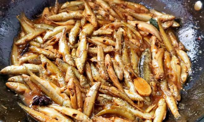 Loài cá 3 năm mới dài được 9 cm, thường bị nhầm là cá tạp nhỏ thật ra lại cực kỳ bổ dưỡng, kho theo cách này thì ăn hết cả nồi cơm-5