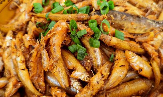 Loài cá 3 năm mới dài được 9 cm, thường bị nhầm là cá tạp nhỏ thật ra lại cực kỳ bổ dưỡng, kho theo cách này thì ăn hết cả nồi cơm-6