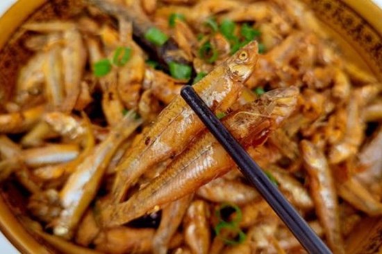 Loài cá 3 năm mới dài được 9 cm, thường bị nhầm là cá tạp nhỏ thật ra lại cực kỳ bổ dưỡng, kho theo cách này thì ăn hết cả nồi cơm