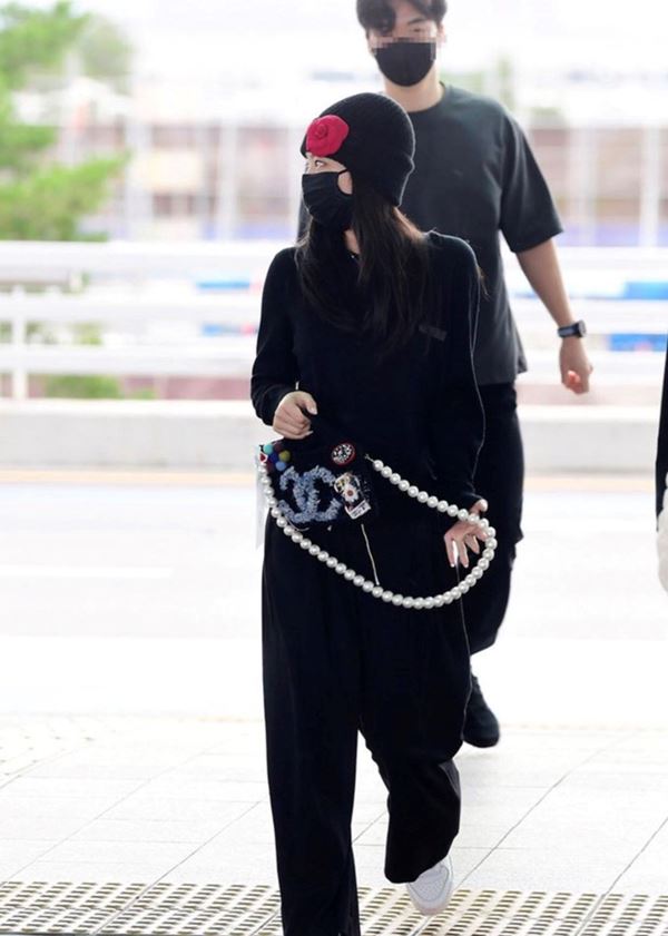 Jennie sắm đồ đơn giản hơn bạn nghĩ, chỉ mua quần đen ống rộng mà phối được hẳn 8891 bộ đồ-1