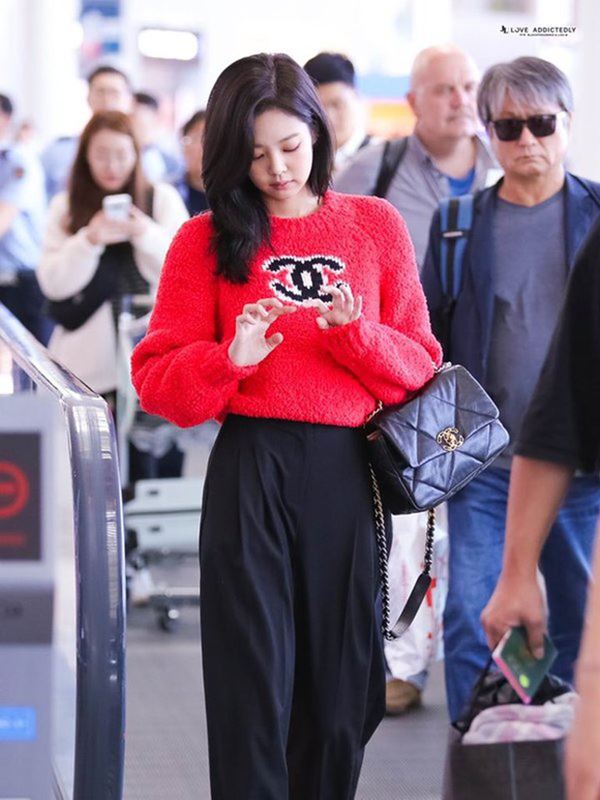 Jennie sắm đồ đơn giản hơn bạn nghĩ, chỉ mua quần đen ống rộng mà phối được hẳn 8891 bộ đồ-2