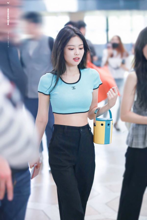 Jennie sắm đồ đơn giản hơn bạn nghĩ, chỉ mua quần đen ống rộng mà phối được hẳn 8891 bộ đồ-3