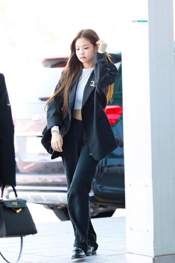 Jennie sắm đồ đơn giản hơn bạn nghĩ, chỉ mua quần đen ống rộng mà phối được hẳn 8891 bộ đồ-6