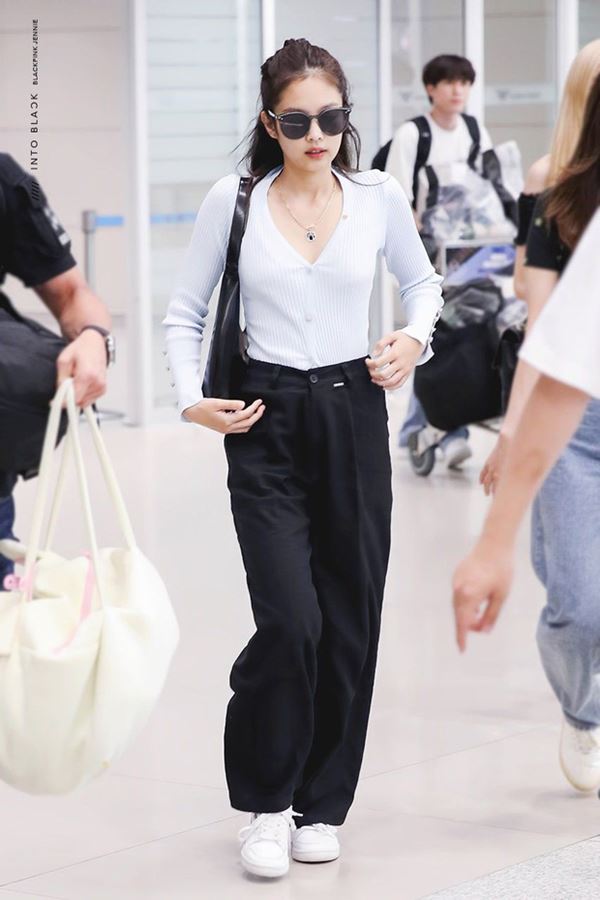 Jennie sắm đồ đơn giản hơn bạn nghĩ, chỉ mua quần đen ống rộng mà phối được hẳn 8891 bộ đồ-7