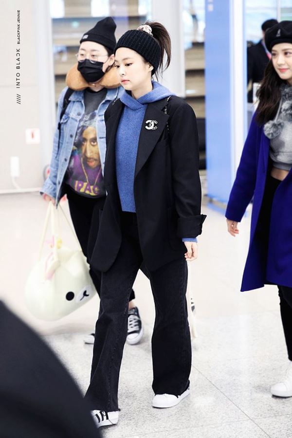 Jennie sắm đồ đơn giản hơn bạn nghĩ, chỉ mua quần đen ống rộng mà phối được hẳn 8891 bộ đồ-8