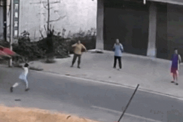 Trộm mất vài giây thổi bay ô tô đang đổ xăng-1