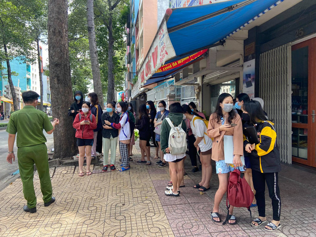 Cháy ký túc xá ĐH Kinh tế TP.HCM, nhiều sinh viên hoảng loạn tháo chạy ra đường-1