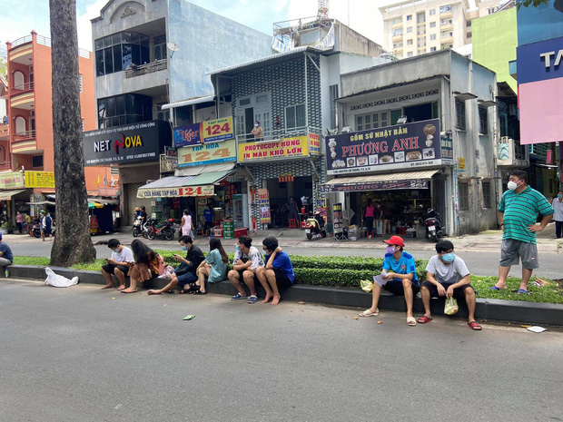 Cháy ký túc xá ĐH Kinh tế TP.HCM, nhiều sinh viên hoảng loạn tháo chạy ra đường-2