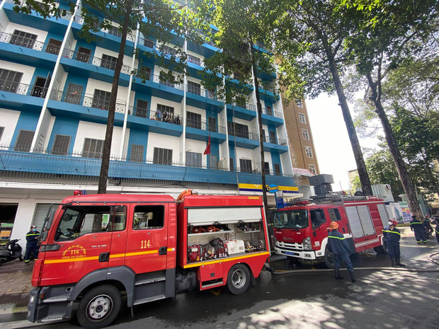 Cháy ký túc xá ĐH Kinh tế TP.HCM, nhiều sinh viên hoảng loạn tháo chạy ra đường-3