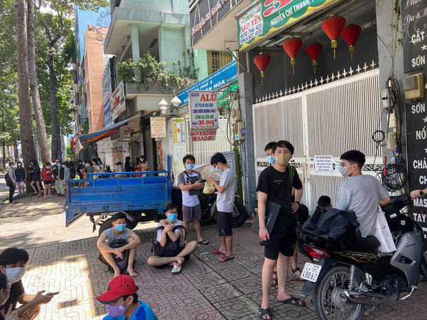 Cháy ký túc xá ĐH Kinh tế TP.HCM, nhiều sinh viên hoảng loạn tháo chạy ra đường-4