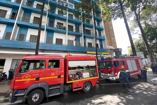 Cháy ký túc xá ĐH Kinh tế TP.HCM, nhiều sinh viên hoảng loạn tháo chạy ra đường