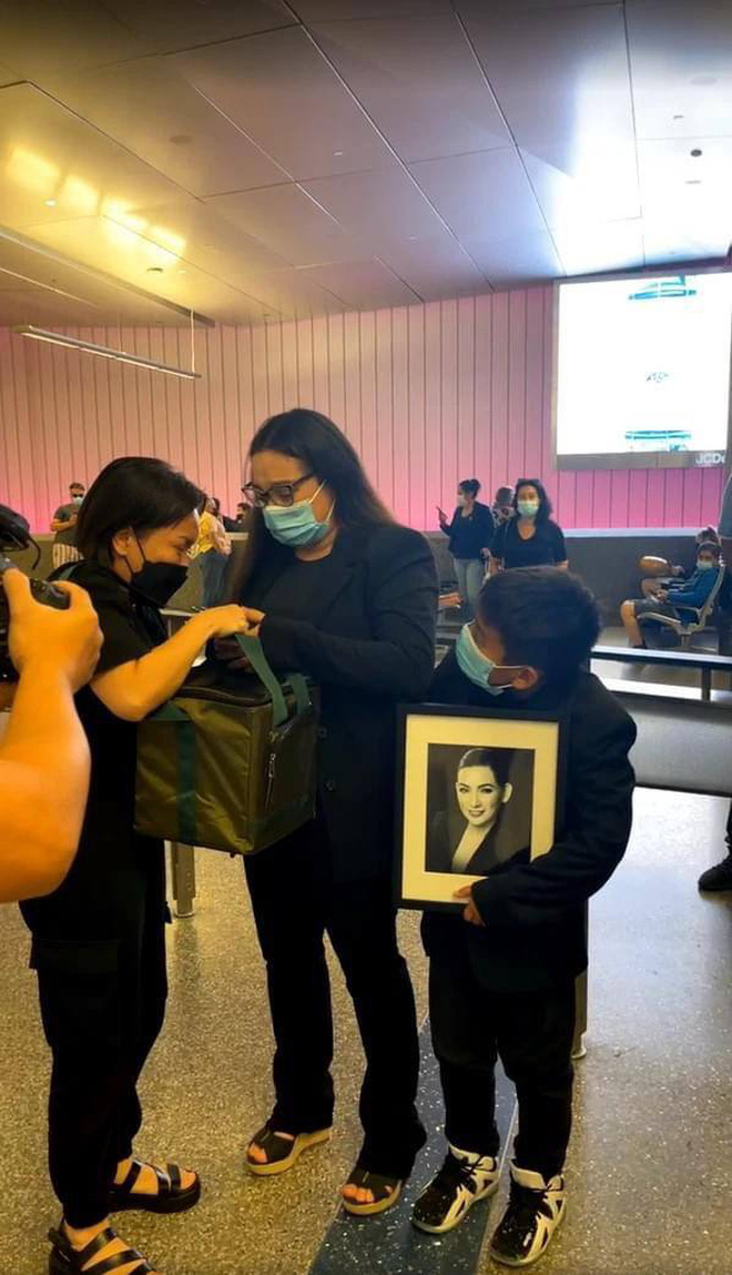 Cảnh tương phùng đau lòng nhất sáng nay: Cháu ruột ca sĩ Phi Nhung ôm chặt di ảnh, ngơ ngác nhìn lọ tro cốt của bà ngoại-2