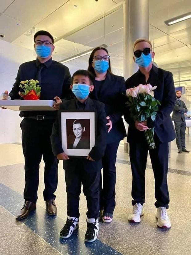 Cảnh tương phùng đau lòng nhất sáng nay: Cháu ruột ca sĩ Phi Nhung ôm chặt di ảnh, ngơ ngác nhìn lọ tro cốt của bà ngoại-1
