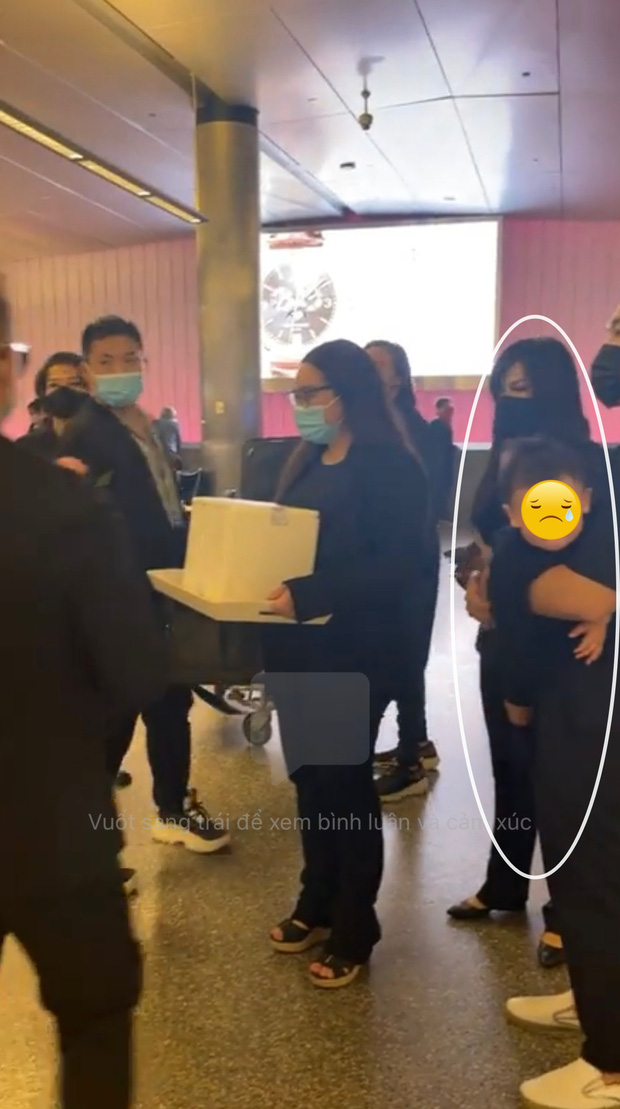 Cảnh tương phùng đau lòng nhất sáng nay: Cháu ruột ca sĩ Phi Nhung ôm chặt di ảnh, ngơ ngác nhìn lọ tro cốt của bà ngoại-5