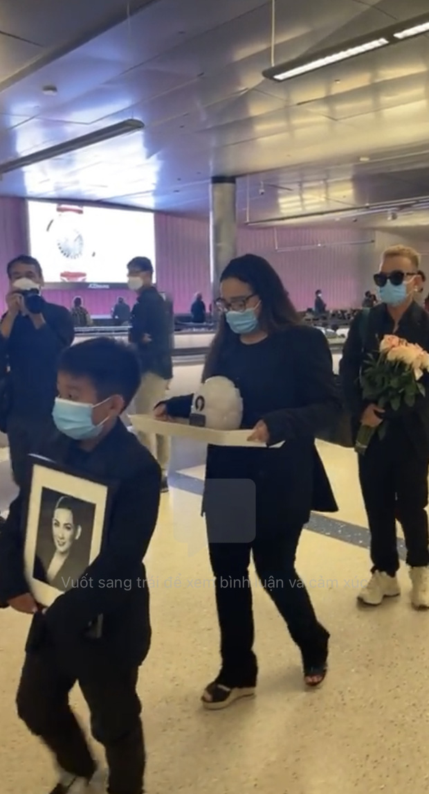 Cảnh tương phùng đau lòng nhất sáng nay: Cháu ruột ca sĩ Phi Nhung ôm chặt di ảnh, ngơ ngác nhìn lọ tro cốt của bà ngoại-4