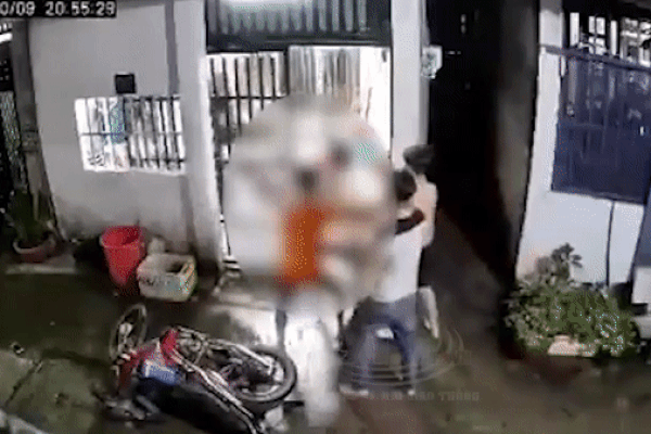 Xuất hiện clip đối tượng lao vào nhà dân, dùng hung khí tấn công 2 vợ chồng tới tử vong