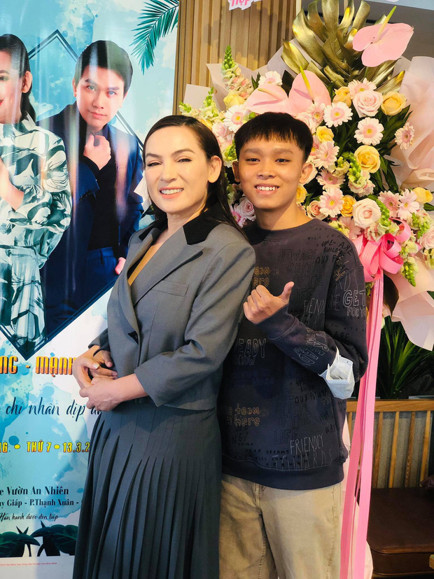 Người trong ekip Phi Nhung nghi ngờ Hồ Văn Cường bị dụ dỗ bán đứng gia đình, tiết lộ thái độ nam ca sĩ trong cuộc nói chuyện 6 tiếng?-1