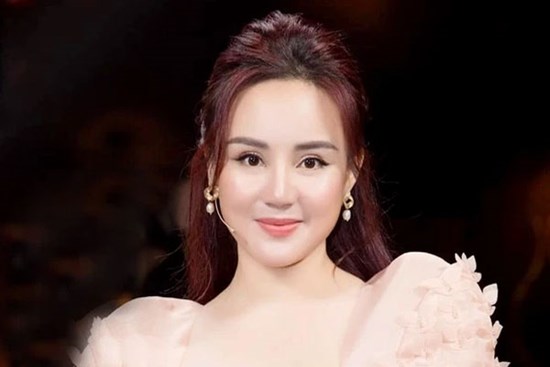 Vy Oanh gieo vần làm thơ mỉa “ai đó” chỉ biết ngồi nói “lảm nhảm”, đánh lạc hướng dư luận để trốn tội