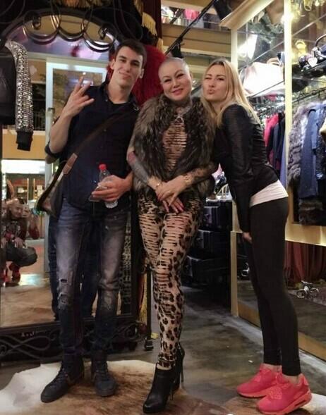 Nữ đại gia tuyên bố tặng xe Bentley cho ai chịu kết hôn nhưng đàn ông nào cũng bỏ chạy, nhìn lại ảnh lúc trẻ không ai tin nổi đó là một người-9