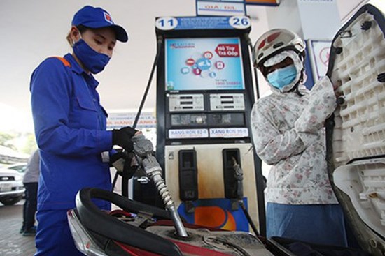 Giá xăng tăng mạnh, đầu tuần vượt mức 22.000 đồng/lít