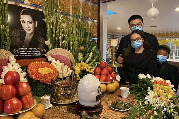 3 việc Việt Hương làm gây xúc động mạnh trên chuyến bay đưa tro cốt Phi Nhung từ Việt Nam về Mỹ đoàn tụ gia đình-8