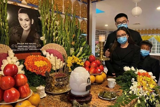 Con gái Phi Nhung lặng người trong ngày đón mẹ trở về: 