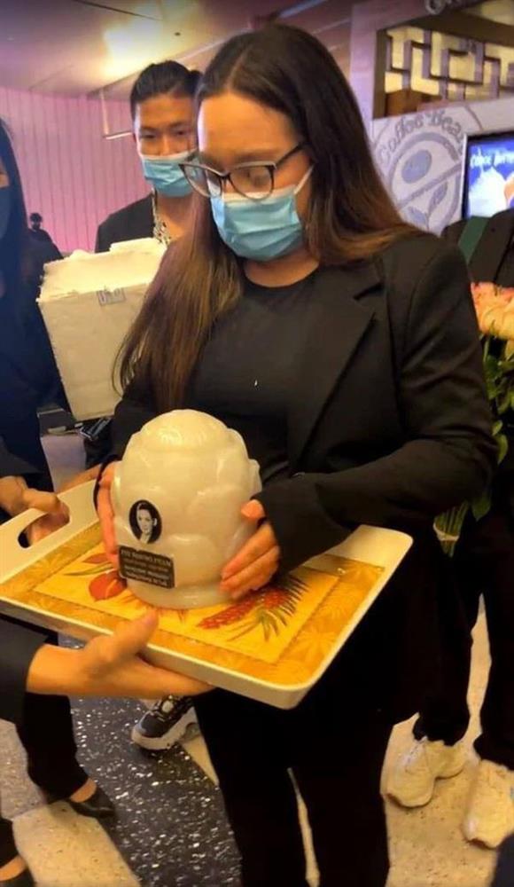 Con gái Phi Nhung lặng người trong ngày đón mẹ trở về: Mẹ ơi! Mẹ đã về với tụi con rồi-3