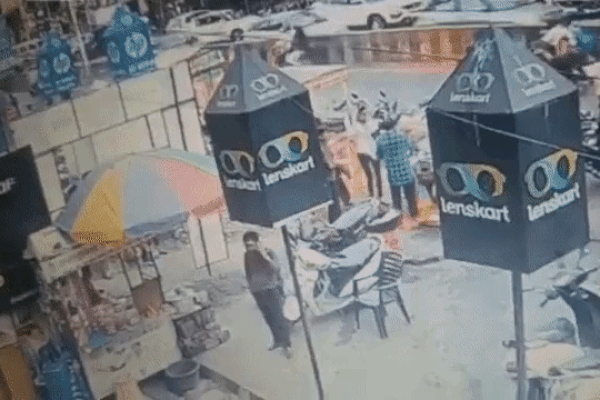 Đang đứng mua đồ ăn, 4 người gặp tai nạn thảm khốc vì bị dây điện cao thế rơi trúng người rồi phát nổ-1